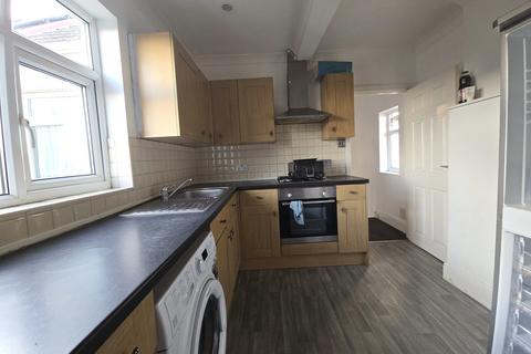 2 bedroom flat to rent, Carlisle Road, Slough, SL1