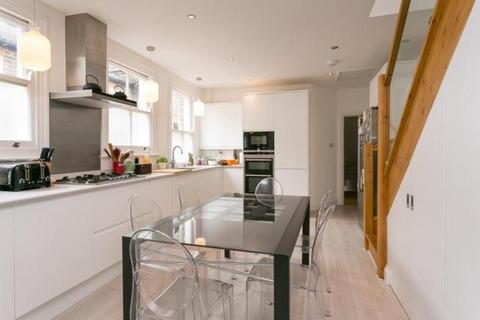 3 bedroom flat to rent, Barnard Road London SW11