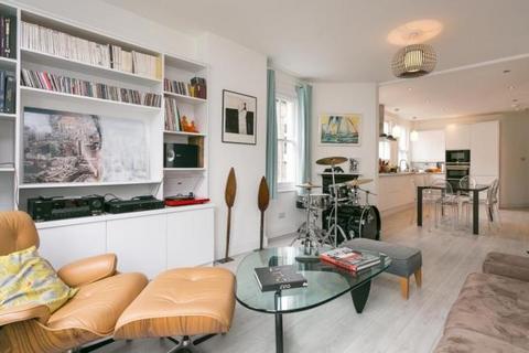 3 bedroom flat to rent, Barnard Road London SW11