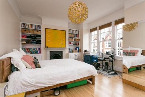 3 bedroom flat to rent, Barnard Road London SW11