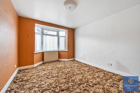 3 bedroom semi-detached house for sale, Hainault Road, Romford, RM5