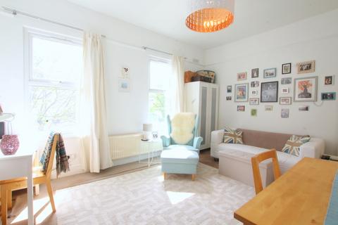 1 bedroom maisonette to rent, Graham Road, London SW19