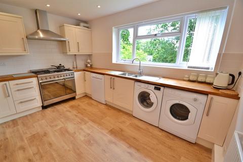 2 bedroom flat to rent, Broadstone