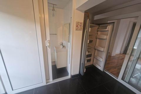 3 bedroom semi-detached house to rent, Greenacre Drive, Cardiff