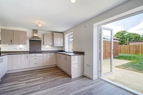 3 bedroom semi-detached house to rent, Sturry CT2