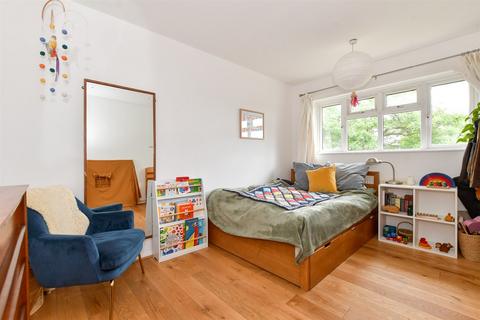 1 bedroom flat for sale, Eagle Avenue, Chadwell Heath, Essex