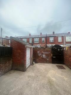 2 bedroom terraced house to rent, Crossland Road, Blackpool FY4