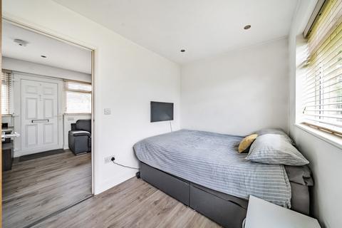 1 bedroom flat for sale, Glen Court, Addlestone KT15