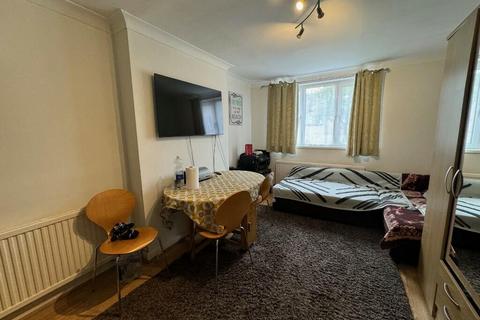 2 bedroom ground floor flat to rent, Stoneyfields Gardens, Edgware HA8