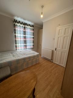 1 bedroom in a house share to rent, Sunnycroft Road, Hounslow TW3