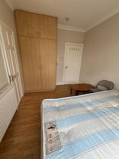 1 bedroom in a house share to rent, Sunnycroft Road, Hounslow TW3