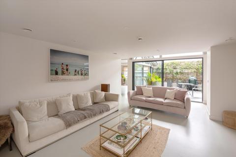 5 bedroom flat for sale, Wotton Road, London, NW2.