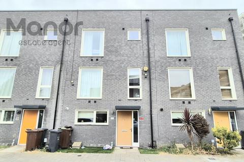 4 bedroom townhouse to rent, Drake Close, Barking, IG11 0FH