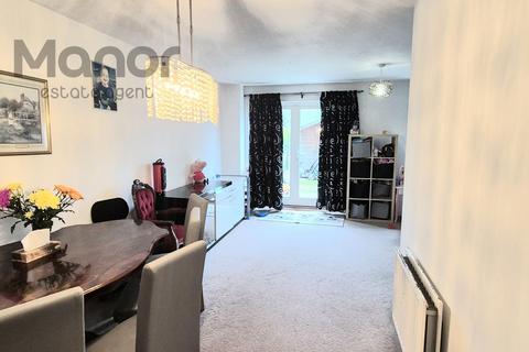 4 bedroom townhouse to rent, Drake Close, Barking, IG11 0FH