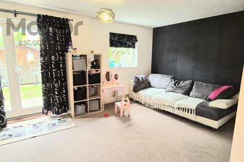 4 bedroom townhouse to rent, Drake Close, Barking, IG11 0FH