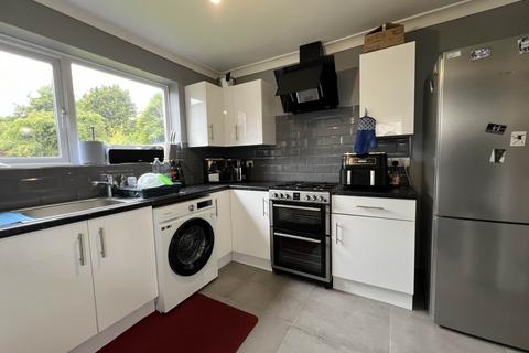 3 bedroom semi-detached house to rent, Bank Close, Luton LU4