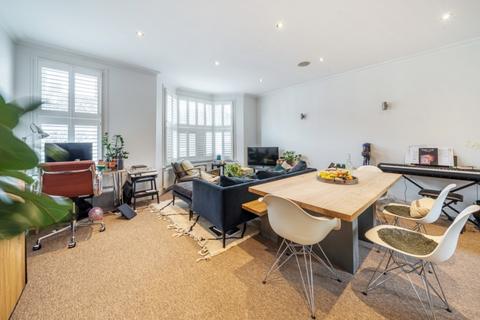 3 bedroom apartment to rent, Montholme Road London SW11