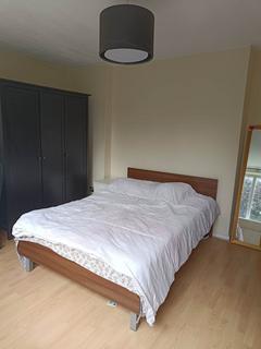 1 bedroom in a house share to rent, Hayward Gardens, London
