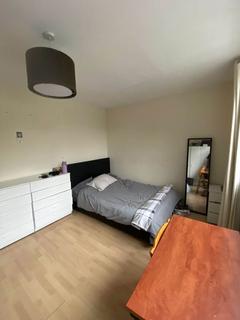 1 bedroom in a house share to rent, Hayward Gardens, London