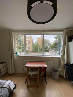 1 bedroom in a house share to rent, Hayward Gardens, London