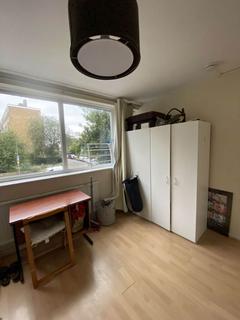 1 bedroom in a house share to rent, Hayward Gardens, London