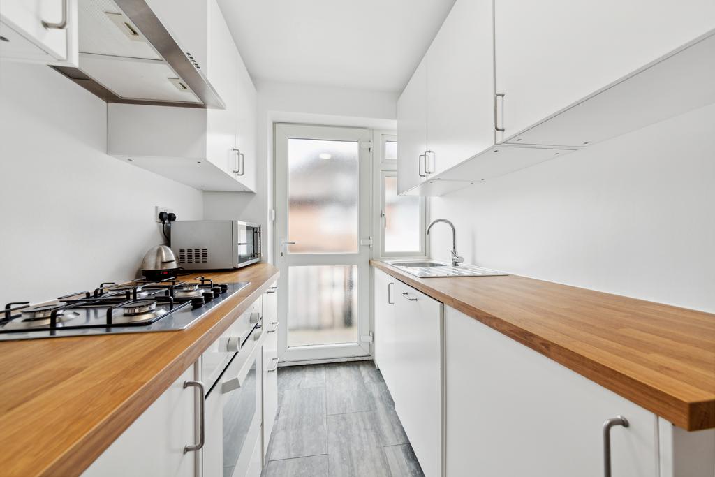 Flat 4, Park Court, Woodside, London, SW19 7 AH (3)