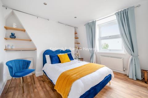 3 bedroom flat to rent, Herne Hill Road London SE24