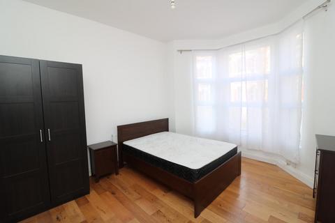 3 bedroom flat to rent, Tremadoc Road, London SW4