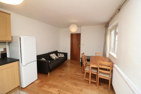 3 bedroom flat to rent, Tremadoc Road, London SW4