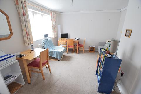 1 bedroom ground floor flat to rent, Buckingham Walk, New Milton, Hampshire. BH25 5UB