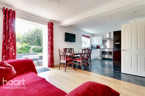 46 Tindall Close, Romford, RM3 0PB