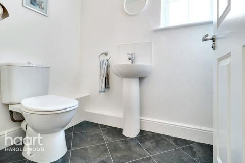 46 Tindall Close, Romford, RM3 0PB