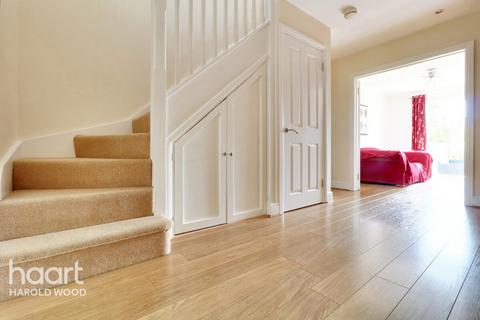 46 Tindall Close, Romford, RM3 0PB