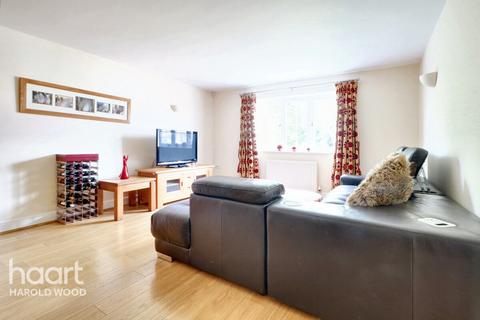 46 Tindall Close, Romford, RM3 0PB