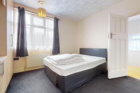 3 bedroom semi-detached house to rent, Melbury Avenue, Southall UB2