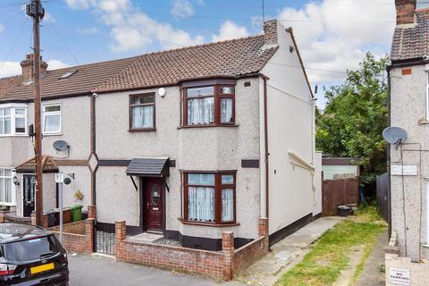 4 bedroom end of terrace house for sale, Heath Road, Romford, Essex