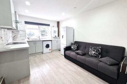 2 bedroom flat to rent, Carlisle Gardens, Redbridge, Ilford IG1 3SN