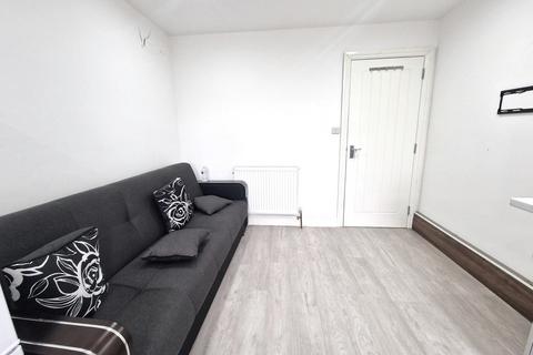 2 bedroom flat to rent, Carlisle Gardens, Redbridge, Ilford IG1 3SN