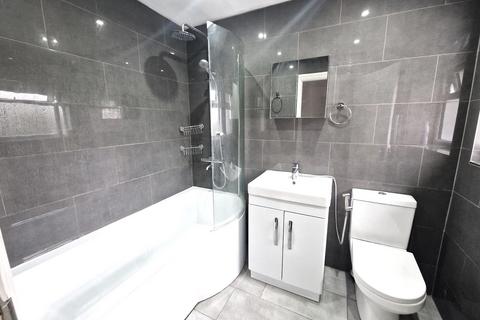2 bedroom flat to rent, Carlisle Gardens, Redbridge, Ilford IG1 3SN
