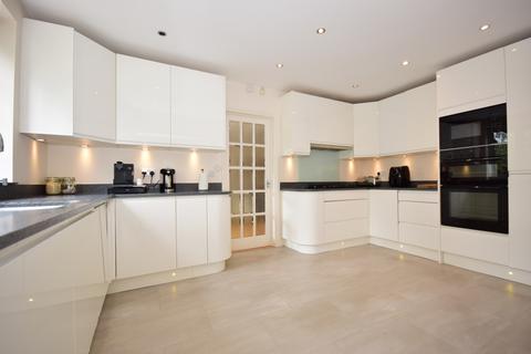 4 bedroom detached house to rent, High Road, Loughton, IG10