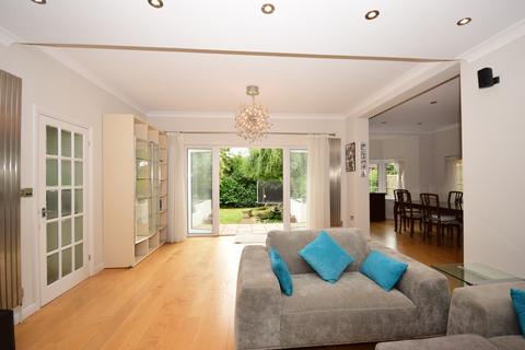 4 bedroom detached house to rent, High Road, Loughton, IG10