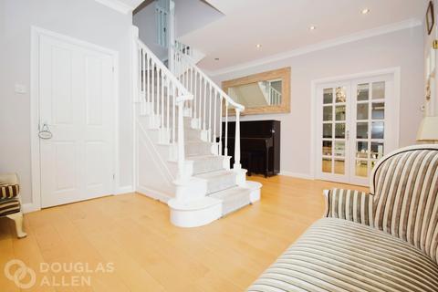 4 bedroom detached house to rent, High Road, Loughton, IG10