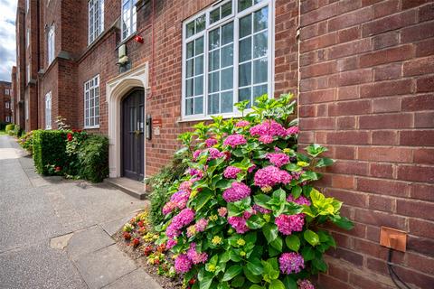 3 bedroom apartment for sale, Stoneygate Court, Leicester LE2