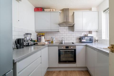 2 bedroom flat to rent, Kingfisher Way, London, NW10