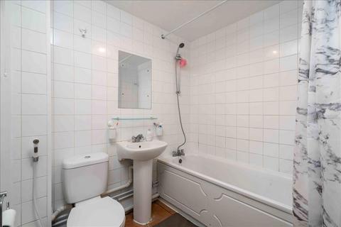 2 bedroom flat to rent, Kingfisher Way, London, NW10