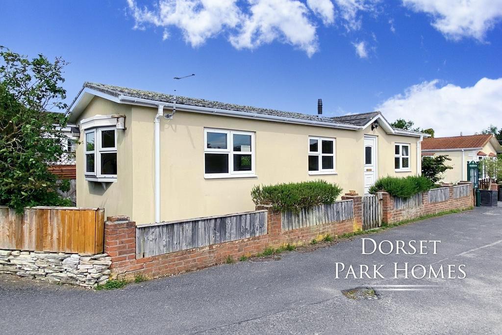 Beautifully Presented Park Home with...