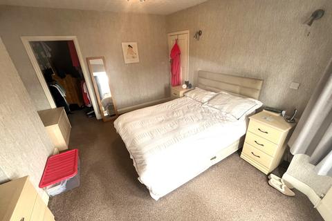 3 bedroom semi-detached house for sale, Cambridge Drive, Denton