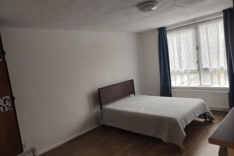 1 bedroom in a house share to rent, College Park Close, London SE13