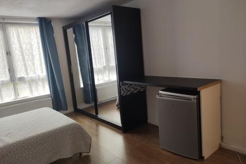 1 bedroom in a house share to rent, College Park Close, London SE13