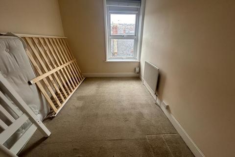1 bedroom flat to rent, High Street, Barry